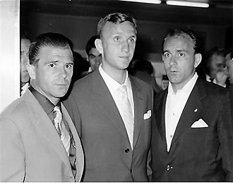 Puskas (trái) cùng hai siêu sao của Real là Santamaria và Di Stefano.