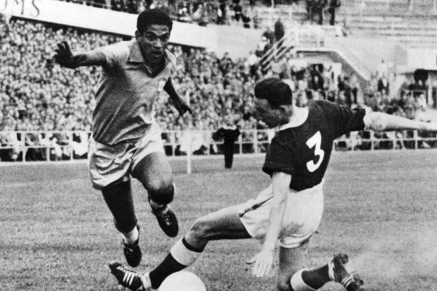 Khi bóng ở trong chân Garrincha, không ai có thể đoạt được nó.