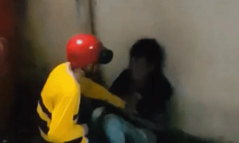Dân mạng phẫn nộ nam thanh niên đe dọa, giở trò đồi bại cô gái lang thang