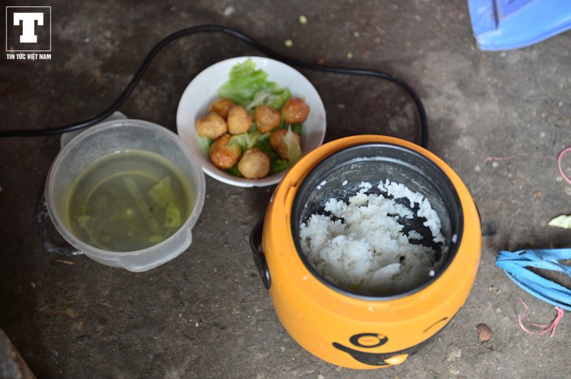 Bữa cơm để sống qua ngày của cụ Thìn.