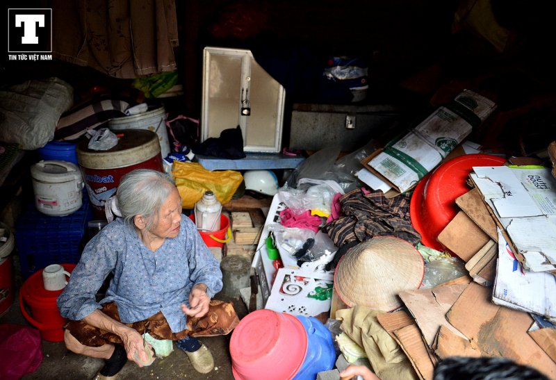 Cụ Thìn sống bằng nghề nhặt đồng nát nhưng nay dịch đến không bán được.