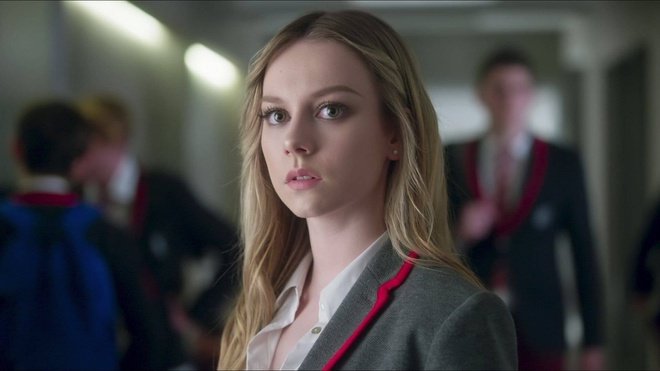 Mới 20 tuổi, song Ester đã gây tiếng vang qua những bộ phim ăn khách trên Netflix. Vị trí thứ ba trong danh sách thuộc về nữ diễn viên Ursula Corbero (17,5 triệu lượt người).