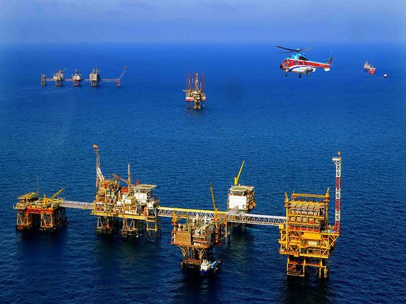 Giá dầu giảm mạnh nhưng các giếng dầu vẫn phải hoạt động. Trong ảnh: mỏ Bạch Hổ - Ảnh: Tuổi trẻ.