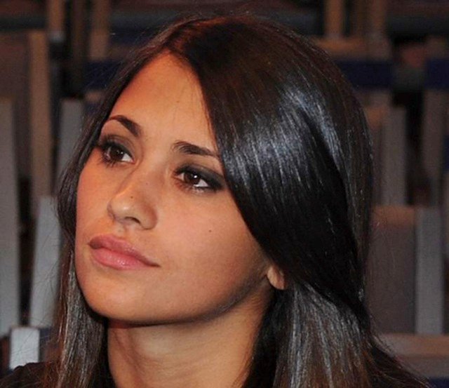 24 năm trước, Messi đến nhà đồng đội Lucas Scaglia. Lucas chính là anh họ của Antonella và Messi được dịp gần gũi cô nàng.