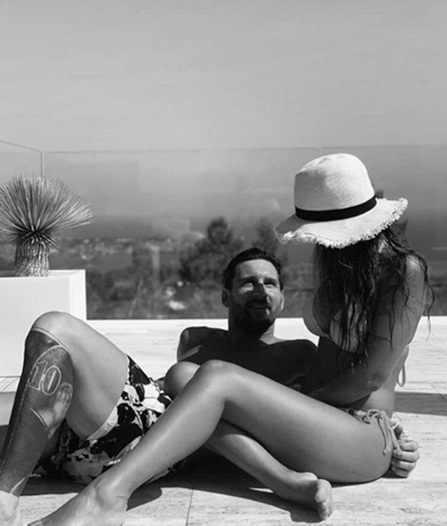 Antonella ở tầng trên, đến hỏi Messi và Lucas liệu có cần hỗ trợ gì không. Gương mặt của Messi trong lần đầu gặp Antonella được mô tả là thất thần và đánh mất sự tập trung dù đang chơi điện tử.