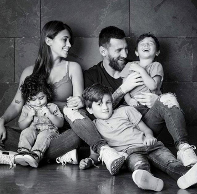 Hiện tại, Antonella Roccuzzo đã là một bà mẹ ba con nhưng mỹ nhân người Argentina trông vẫn vô cùng tươi trẻ, khoẻ khoắn.