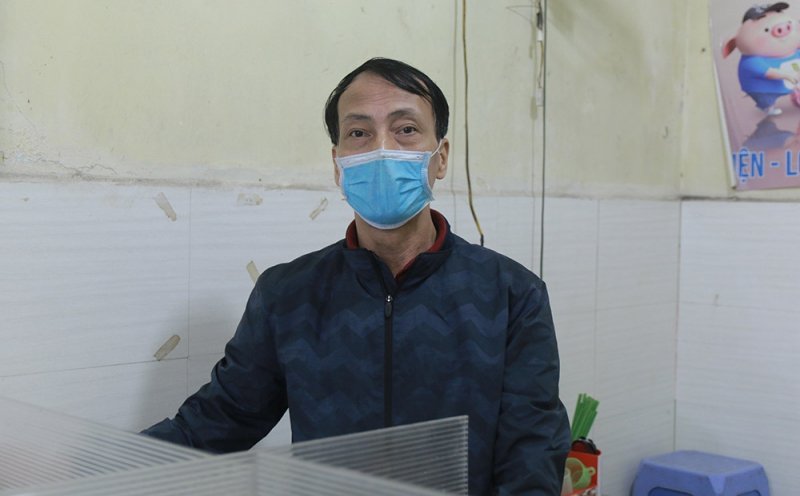 Ông Nguyễn Đức Sơn (chủ cửa hàng) cho hay: “Tôi lấy ý tưởng lắp vách ngăn từ mô hình văn phòng làm việc của các công ty. Tôi chia bàn ăn thành 4 ngăn nhỏ để khách ngồi”.