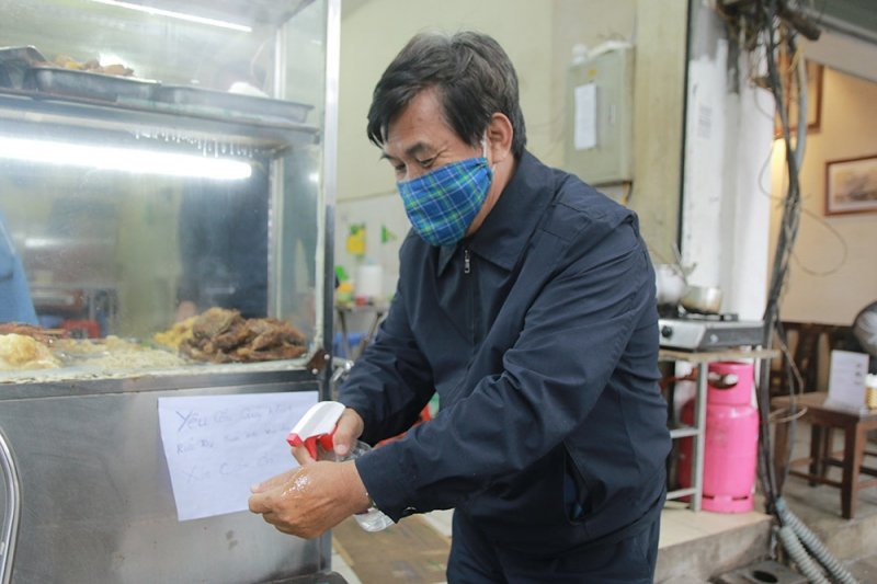 Bên cạnh đó, khách khi vào mua và dùng cơm phải sát trùng bằng nước rửa tay có cồn đã bố trí trước cửa và đeo khẩu trang.
