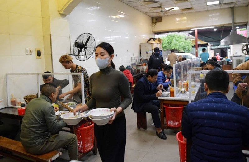 Bà Thịnh (chủ quán phở trên đường Tôn Đức Thắng) cho biết: “Trước khi mở cửa trở lại, các thành viên trong gia đình tôi đã cùng nhau lắp vách ngăn để hạn chế sự tiếp xúc giữa các khách trong quá trình ăn. Mặc dù khách đến đông, nhưng tôi chỉ nhận lượng khách vừa đủ để đảm bảo giãn cách xã hội”.
