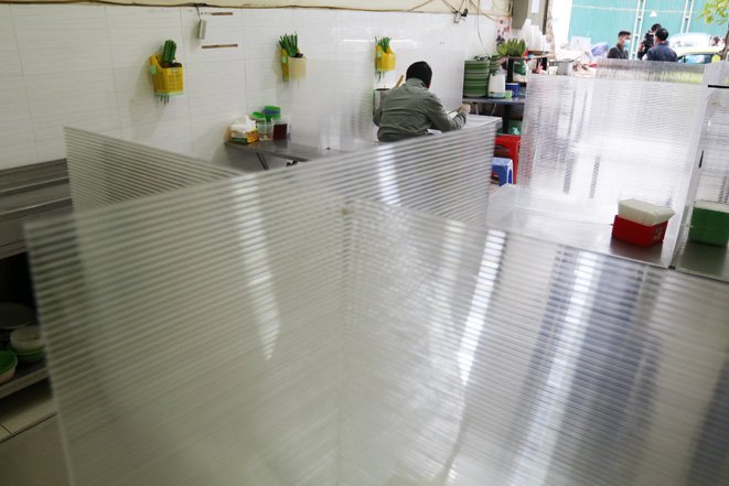 Mỗi bàn lớn được chia thành 4 phần riêng biệt với hệ thống vách ngăn trước mặt và hai bên.