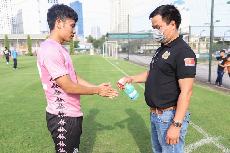 Trước khi bước vào buổi tập, các cầu thủ rửa tay bằng nước sát khuẩn, thực hiện đầy đủ biện pháp phòng chống dịch của CLB.