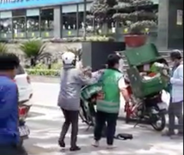 Dù đã được can ngăn nhưng nam shipper vẫn liên tục chửi bới, buông lời thách thức tài xế ô tô.