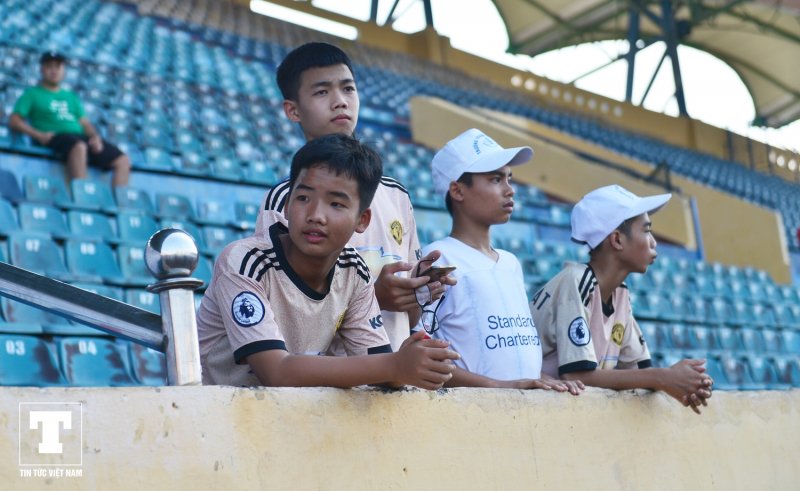 Trong khi đó, ông Nguyễn Văn Quân - CĐV lâu năm của CLB Nam Định bày tỏ: ''Tôi nhớ bóng đá đến thắt ruột thắt gan. Mỗi khi gặp CĐV tôi đều hô Nam Định để mọi người giật mình là bóng đá đã nghỉ quá lâu rồi