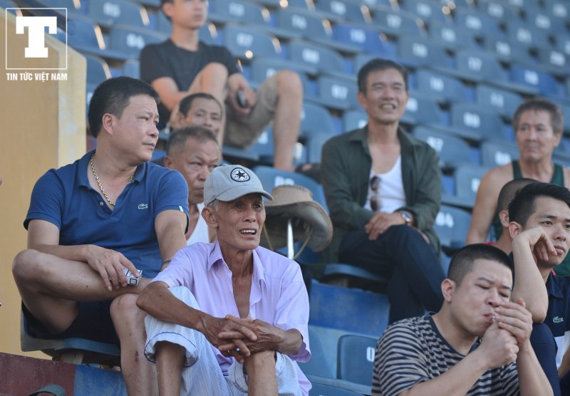 Tất cả đều đang chờ đội giây phút được vào sân để cổ vũ cho đội bóng thân yêu.