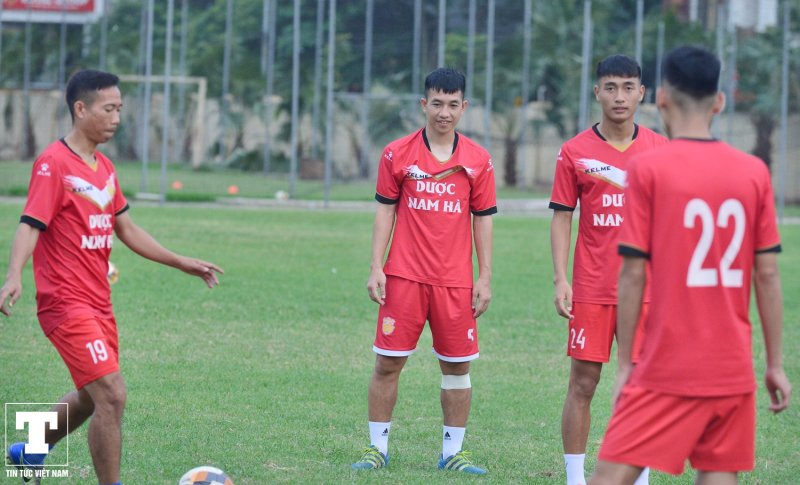 Điều này được thể hiện bằng những nụ cười của các cầu thủ áo đỏ trên sân tập.