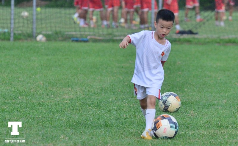 Mặc dù tuổi còn nhỏ nhưng Gia Bảo có thể kể tên nhiều cầu thủ lớn trên thế giới như Ronaldo, Messi...Đặc biệt, cậu bé này cho biết hâm mộ Đoàn Văn Hậu.