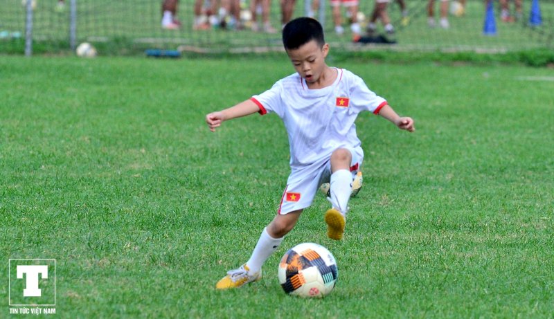 Đó là bé Gia Bảo (6 tuổi, con trai của hậu vệ Phùng Văn Nhiên).
