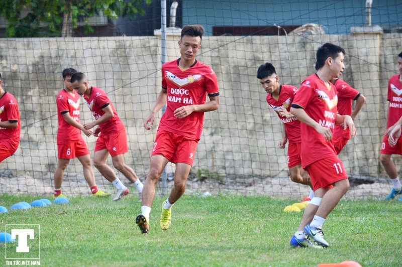 Dù thời tiết có nắng nóng nhưng họ vẫn thể hiện sự đam mê với trái bóng.