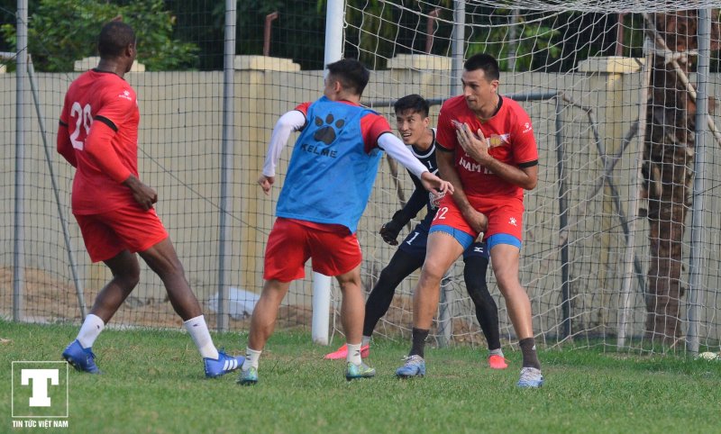 Đáng chú ý, tiền đạo vẫn là tiền đạo Đỗ Merlo. Anh đảm nhiệm vai trò tiền đạo cắm của đội. Tuy nhiên khi đá, anh hướng lưng về phía khung thành của đối thủ, làm động tác giống như một hậu vệ.