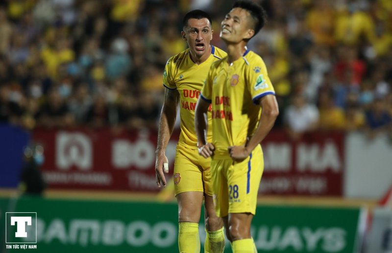 Cựu cầu thủ U23 Việt Nam chỉ biết cười trừ.