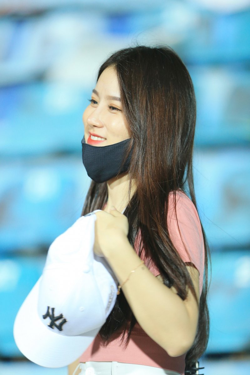Cô nở nụ cười duyên dáng làm cư dân mạng điên đảo lùng sục và tìm kiếm thông tin trên MXH.
