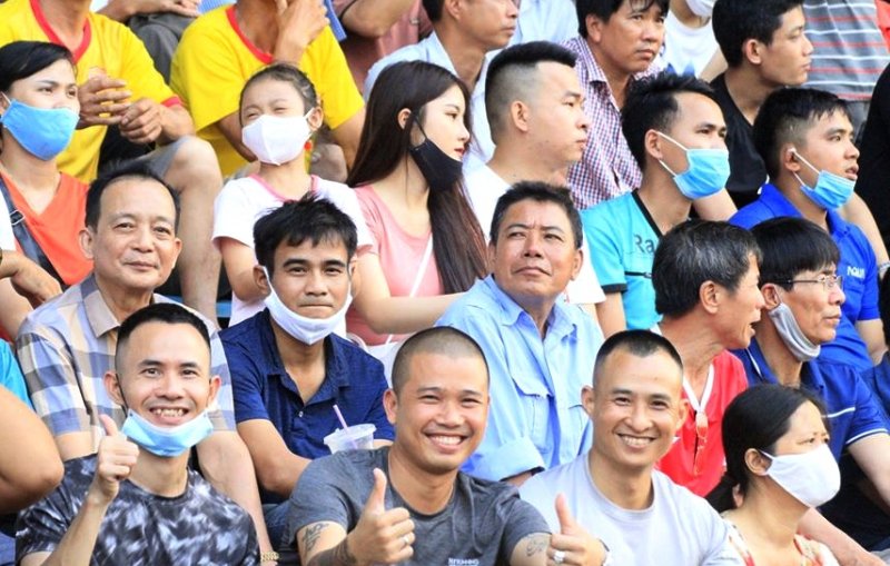 Đáng chú ý, một nữ CĐV áo hồng xinh đẹp thu hút mọi ảnh mắt của truyền thông.