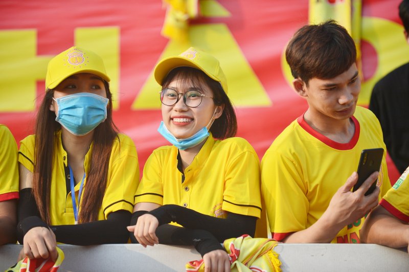 Sự trẻ trung, xinh đẹp của các CĐV khiến sân đấu trở nên sôi động.