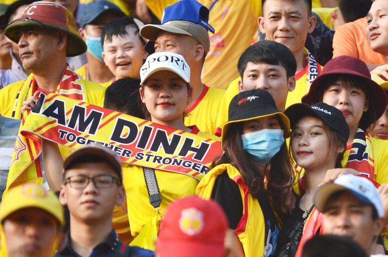Dưới sự cổ vũ của các CĐV, Nam Định đã phá dớp trên sân nhà, đánh bại HAGL với tỷ số 2-0.