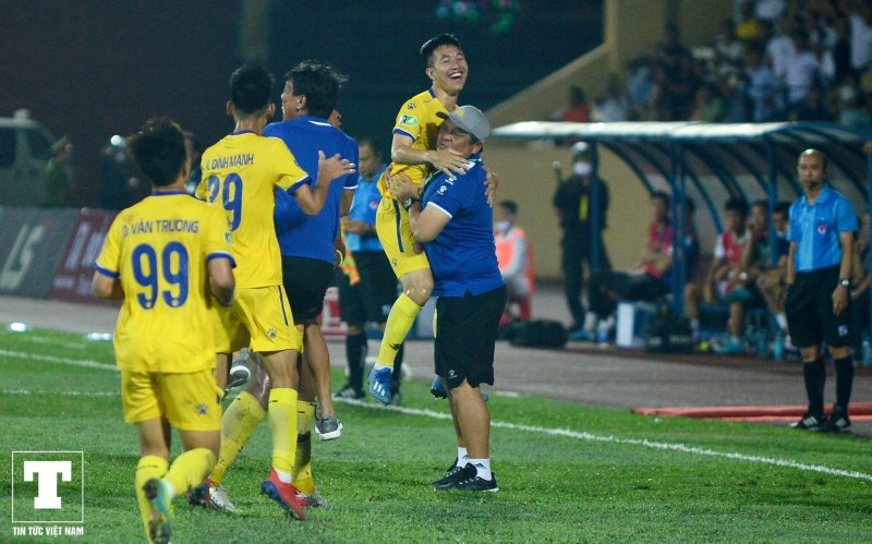 Đình Mạnh là chủ nhân của đường kiến tạo cho Rafaelson mở tỷ số vào lưới HAGL trong hiêp 1.