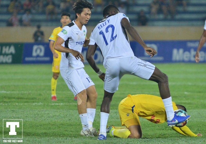 Việc mất đi trung vệ Damir Memovic khiến tuyến giữa của HAGL chơi thiếu sức sống, để thế trận thuộc về Nam Định.