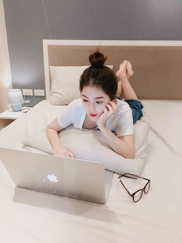 Dù sở hữu gương mặt rất sáng nhưng khác với nhiều hot girl khác, Hương đam mê nghề thiết kế đồ họa. Đây cũng là ngành học của cô suốt 4 năm qua.