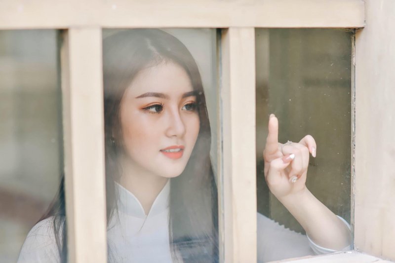 Cô nàng sinh ra ở Hà Nội, tốt nghiệp cử nhân Đại học Mỹ thuật và hiện làm việc tại TP HCM.