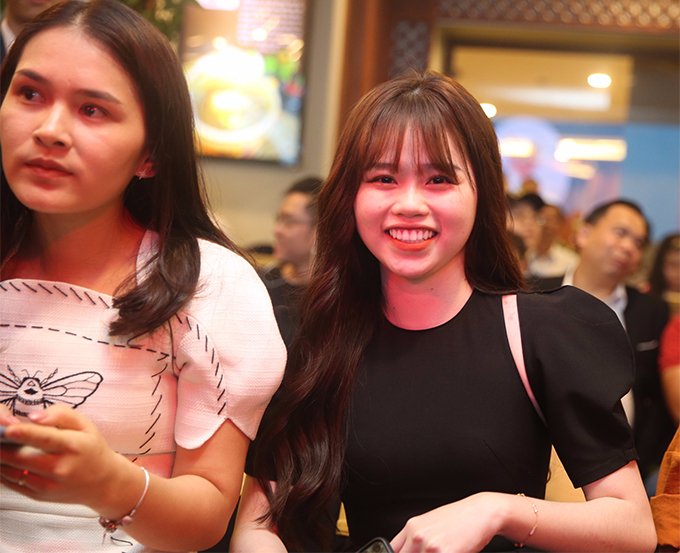 Bạn gái Quang Hải đi cùng với Mộc Trinh (vợ tiền vệ Đỗ Hùng Dũng). Cô nở nụ cười khá rạng rỡ khi bắt gặp ống kính của truyền thông.