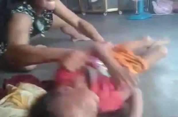 Bà T.L đánh vào mặt bé trai 5 tuổi.