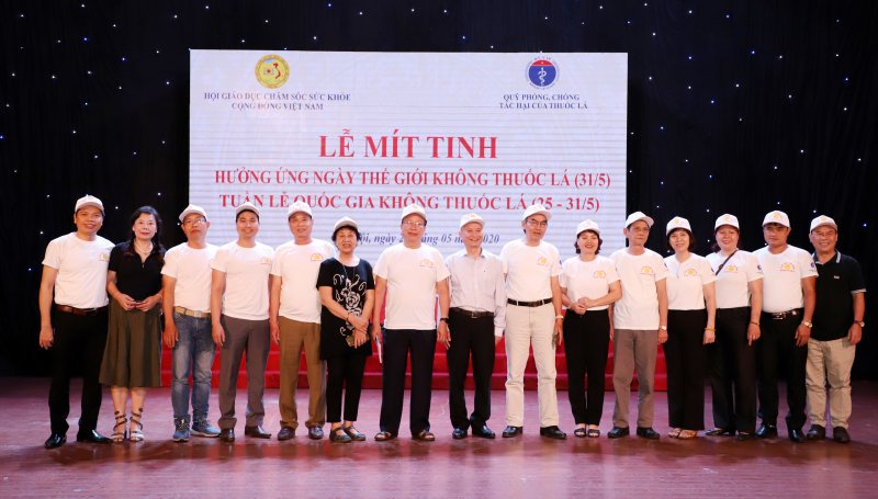 Ban lãnh đạo Hội chụp ảnh lưu niệm sau buổi lễ.