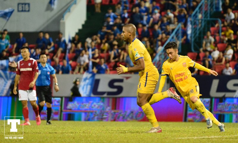 Tiền đạo người Brazil sau khi gỡ hòa 2-2 định chạy đến ăn mừng với BHL đã chờ sẵn, tuy nhiên tình huống tai nạn hy hữu đã xảy ra.