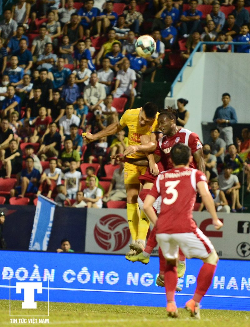 Người hùng của Nam Định chính là Rafaelson, cả 2 tình huống xé lưới Quảng Ninh đều là những pha đánh đầu của anh.
