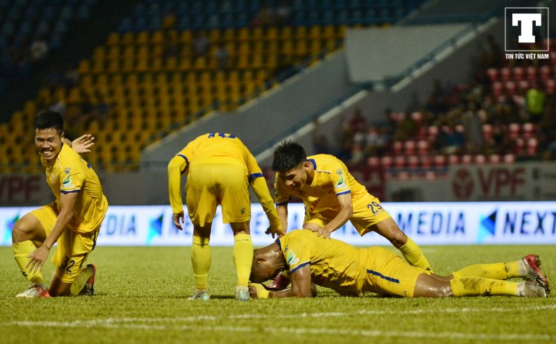 Hậu quả là cả 2 ngã ''sấp mặt'' trên sân.