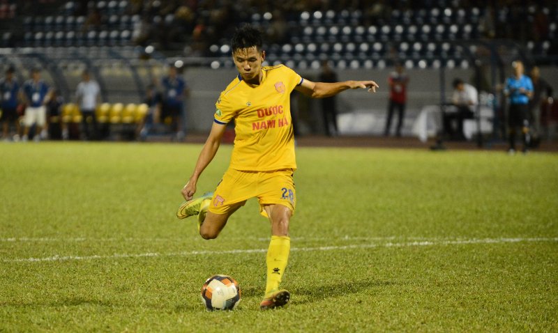 Nó thể hiện rõ nhất trong tình huống đá penalty cho Nam Định, khuôn mặt của cầu thủ số 28 rất căng thẳng.
