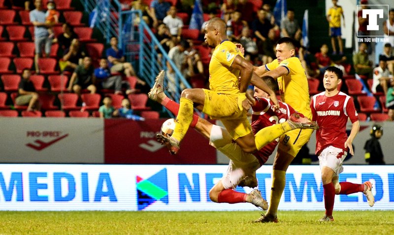 Đây cũng là điều dễ hiểu vì các đội bóng tại V.League đã quá rõ sự nguy hiểm của Đỗ Merlo. Họ tập trung khóa chặt tiền đạo gốc Argentina và vô tình buông lỏng con ''quái vật'' Rafaelson.
