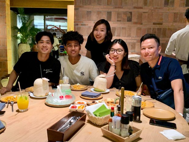 Công Phượng (trái), Viên Minh (thứ 3 từ trái sang) chụp cùng cầu thủ Lê Đức Lương và vợ chồng phiên dịch Hữu Trí.