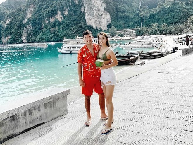Mối tình hơn 2 năm của Phương Trinh với tay vợt Lý Hoàng Nam được nhiều người ngưỡng mộ. Cặp “trai tài gái sắc” thường xuyên đi du lịch và khoe ảnh hạnh phúc bên nhau.