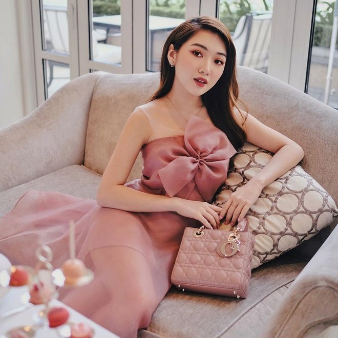 Chloe Nguyễn (tên thật Nguyễn Cao Quỳnh Anh, sinh năm 1997) nổi tiếng trong giới trẻ với vai trò beauty blogger. 9X theo học ngành Kinh tế và Tài chính của ĐH RMIT. Tháng 3/2017, Chloe Nguyễn từng được đề cử Top 4 tại giải thưởng Influence Asia trong lĩnh vực làm đẹp.