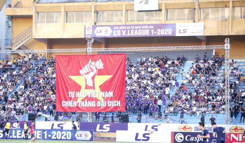 Băng rôn được CĐV Hà Nội chuẩn bị để chào mừng ngày V.League trở lại: ''Tự hào Việt Nam, chiến thắng đại dịch