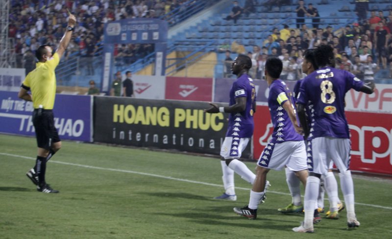 Sau đó, trọng tài cũng nhanh chóng rút thẻ vàng cho Rimario.