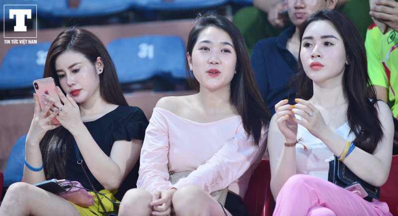 Trong hàng vạn khán giả trên sân, xuất hiện những nữ CĐV xinh đẹp theo dõi màn so tài của 2 đội bóng hội tụ nhiều tuyển thủ Quốc gia.