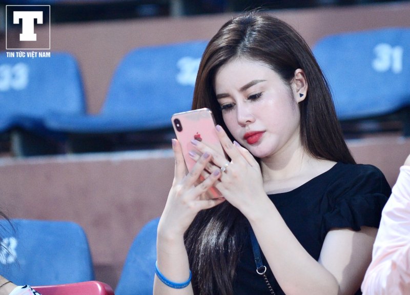 Fan nữ xinh đẹp thu hút ống kính truyền thông.