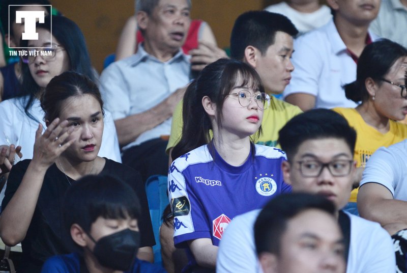Nổi bật nhất là Huỳnh Anh (Bạn gái Quang Hải), Cô nàng diện chiếc áo mang số 19 và in tên tiền vệ Nguyễn Quang Hải. Hồi mới dính tin đồn hẹn hò, Huỳnh Anh từng bị lộ ảnh mặc áo Quang Hải.