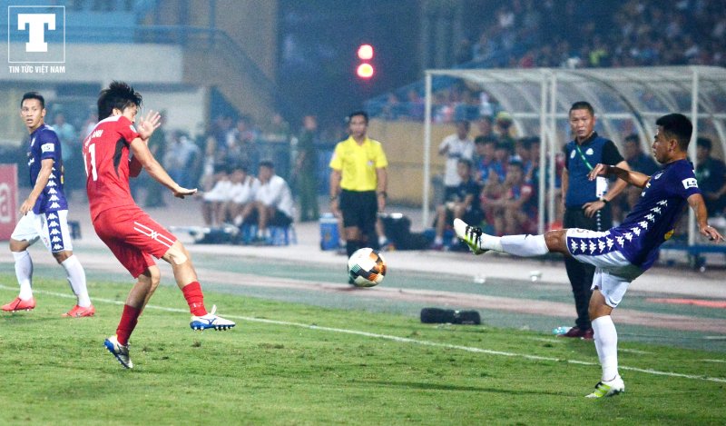 4 phút sau đó, Kelly mắc sai lầm tạo cơ hội cho CLB Hà Nội tổ chức tấn công. Pha phối hợp giữa Văn Quyết, Omar kết thúc bằng cú dứt điểm gọn gàng đánh bại Bửu Ngọc của Rimario.