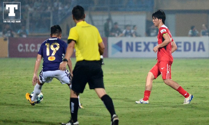 Bị dẫn trước 2-0, đội khách buộc phải dồn lên tấn công. Thế nhưng những đường triển khai bóng lại thiếu sức sống.